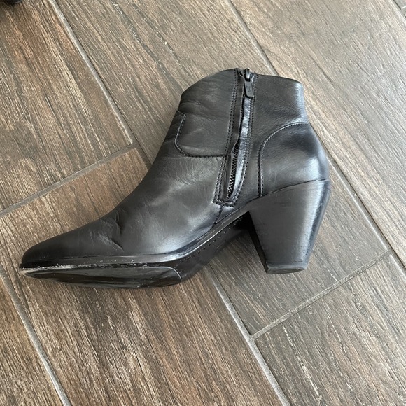 Frye Black Leather Ankle Boot Bootie Womens 8 M EU 39 Zip Western Dress Heel - Picture 11 of 16